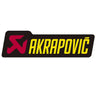 Logotipo Akrapovic en fondo negro con letras amarillas y símbolo rojo, accesorio de escape.